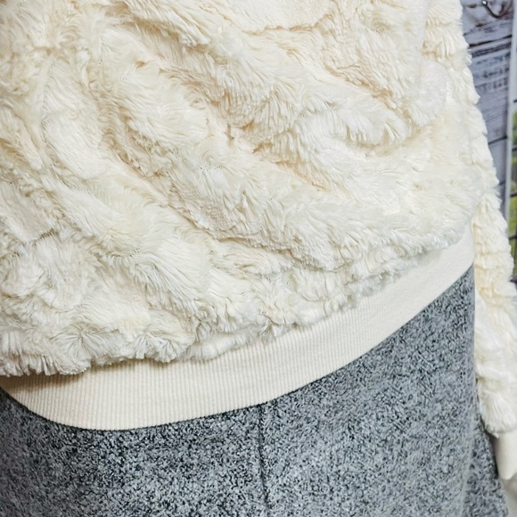 Women’s fuzzy pullover sweater size small - Picture 2 of 9